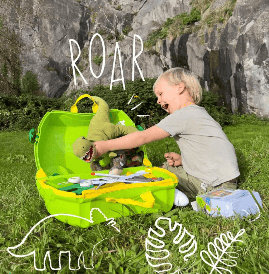 Dítě si balí hračky do kufru Trunki Dinosaurus Dudley
